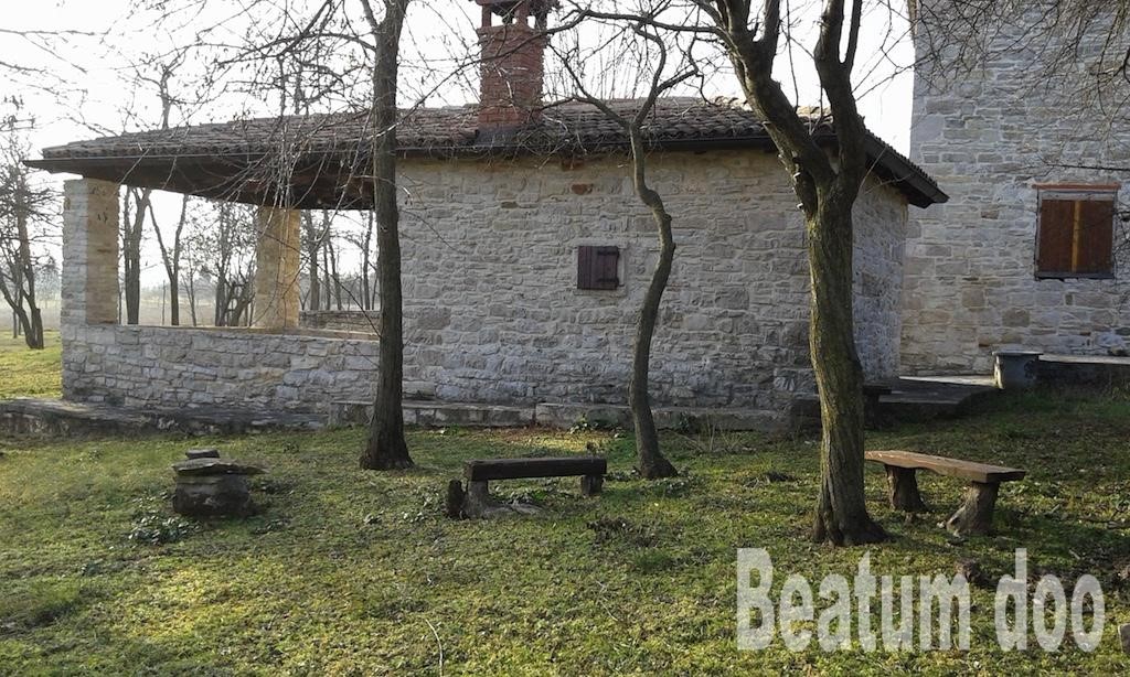 Poslovni objekt blizu meje s Slovenijo