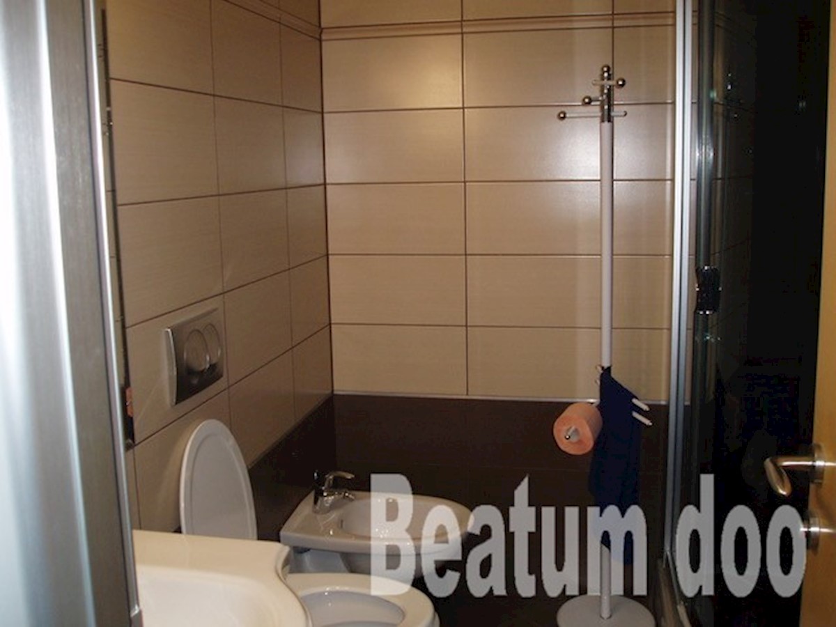 dvosobno stanovanje, terasa, vrt, dve garaži v centru mesta