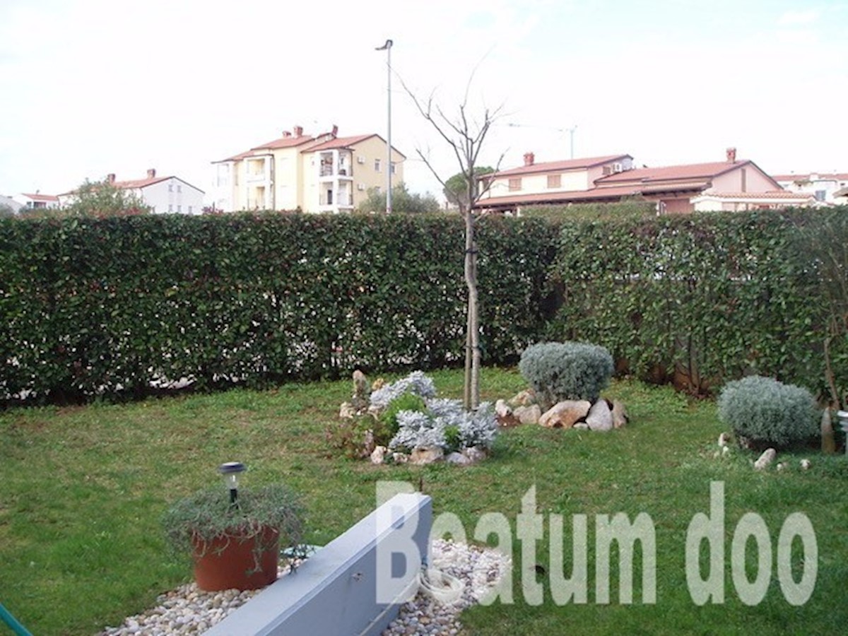 dvosobno stanovanje, terasa, vrt, dve garaži v centru mesta