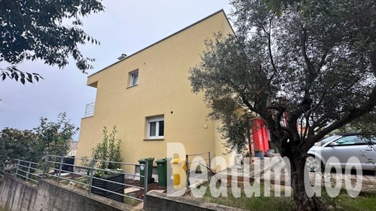 Vrstna hiša z dvema spalnicama in vrtom v Umagu