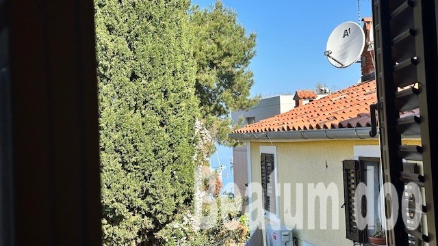Stanovanje v centru mesta v drugem nadstropju s shrambo v pritličju, Novigrad