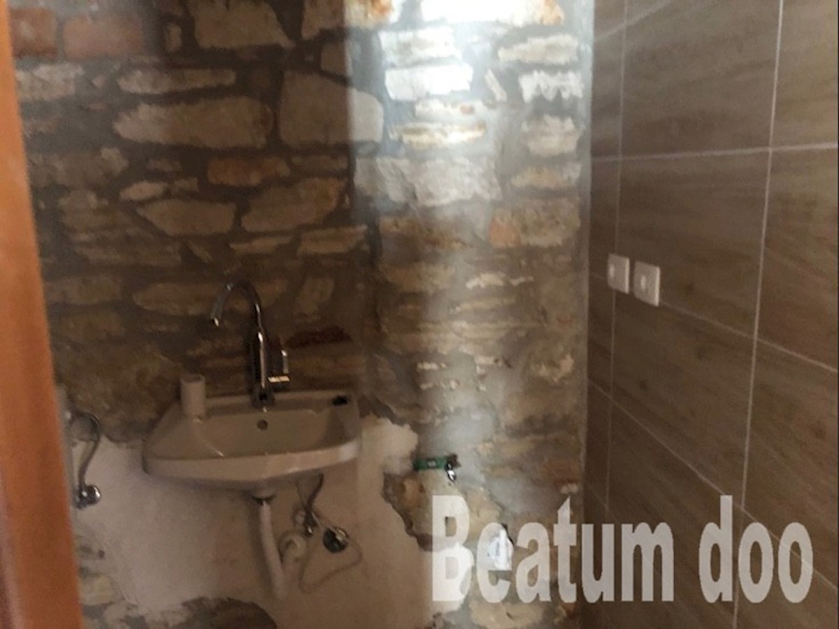 Hiša v centru Pule, pritličje in nadstropje, vrt