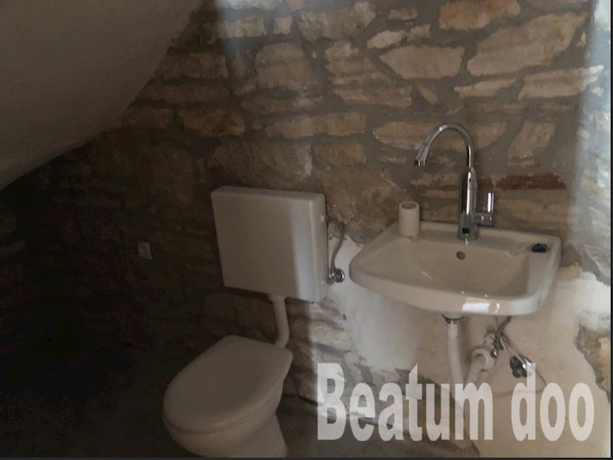 Hiša v centru Pule, pritličje in nadstropje, vrt