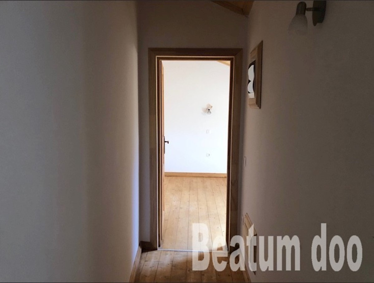 Hiša v centru Pule, pritličje in nadstropje, vrt