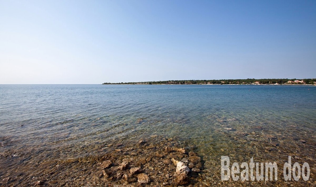 Hiša v bližini morja in okrašena plaža