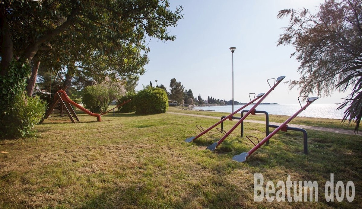 Hiša v bližini morja in okrašena plaža