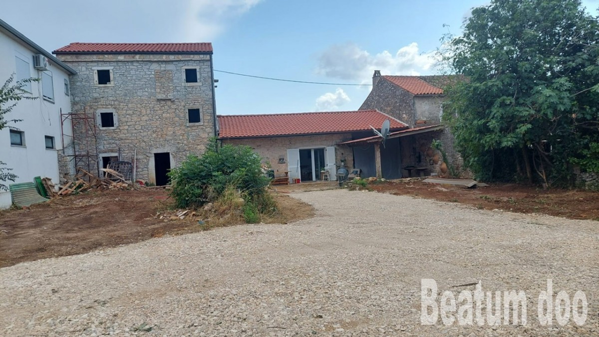 Dve hiši skupaj z večjim vrtom v centru Višnjana