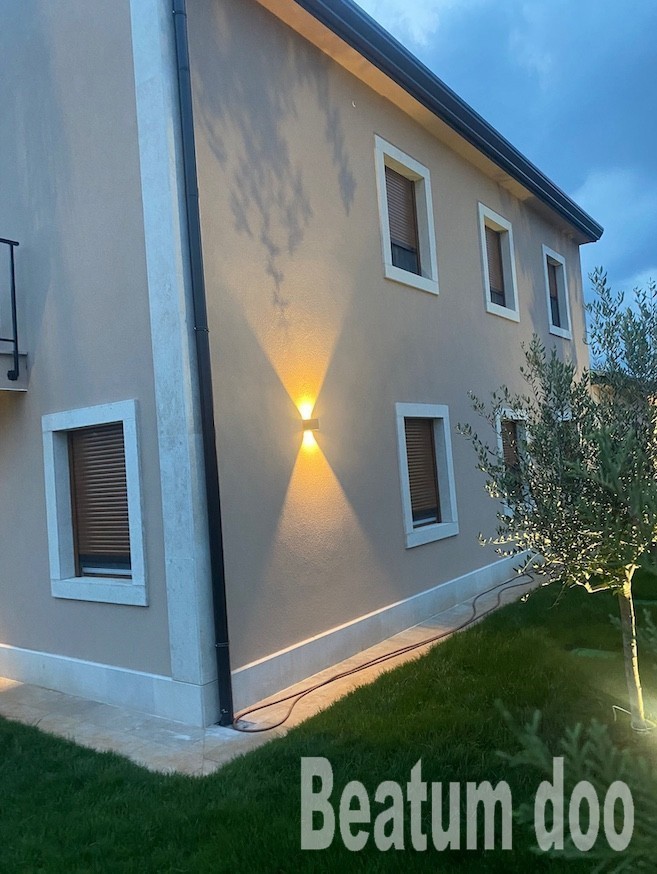 Vila z bazenom, popolnoma opremljena, 600 m od morja