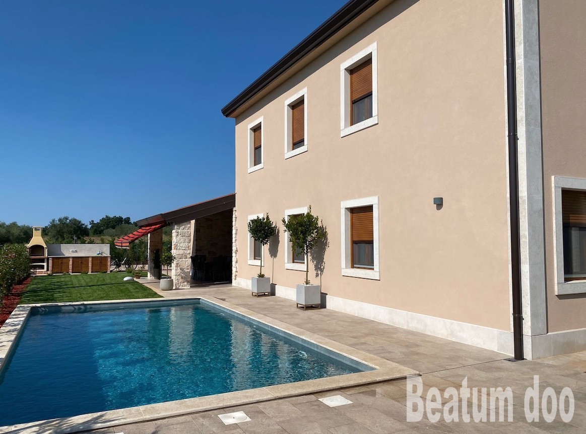 Vila z bazenom, popolnoma opremljena, 600 m od morja