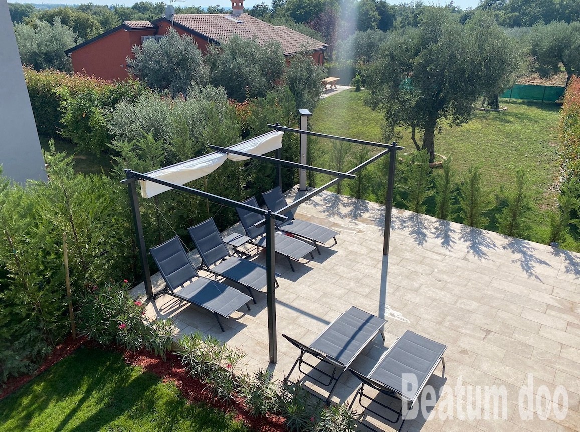 Vila z bazenom, popolnoma opremljena, 600 m od morja