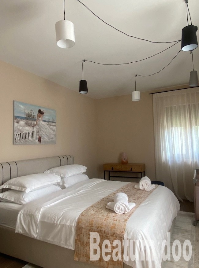 Vila z bazenom, popolnoma opremljena, 600 m od morja