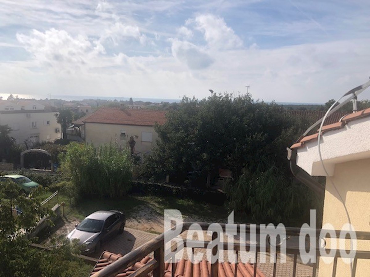 Dvosobno stanovanje v mansardi s pogledom na morje
