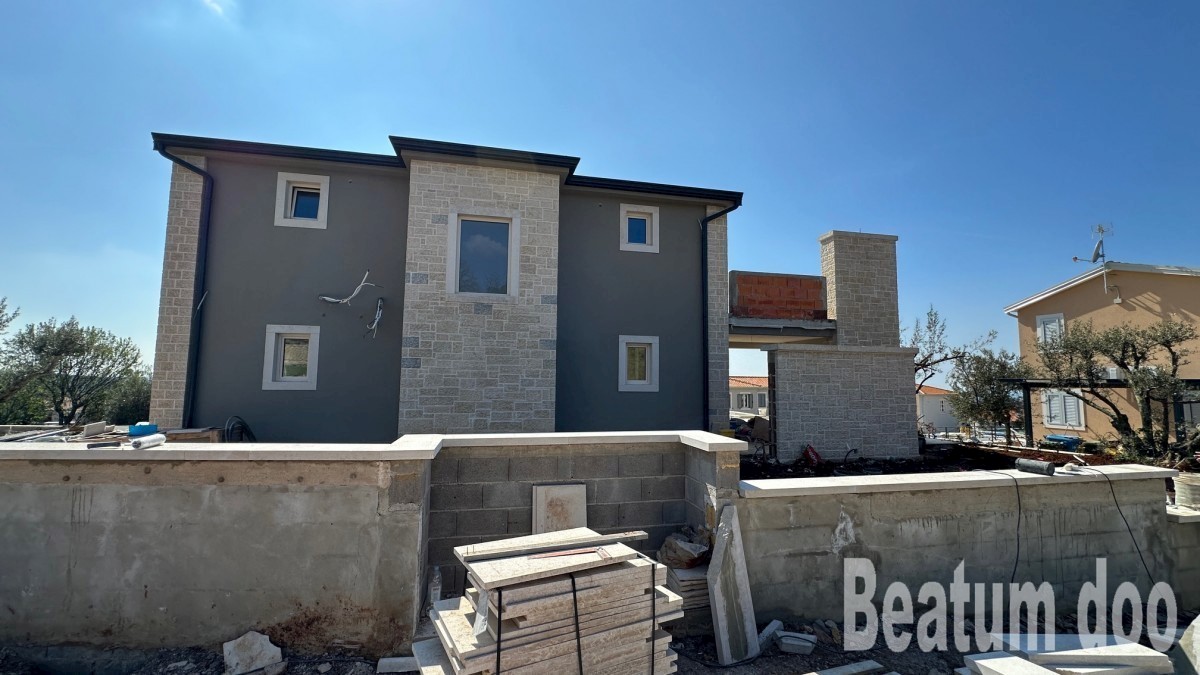 Manjša vila z wellnessom in bazenom v bližini Višnjana