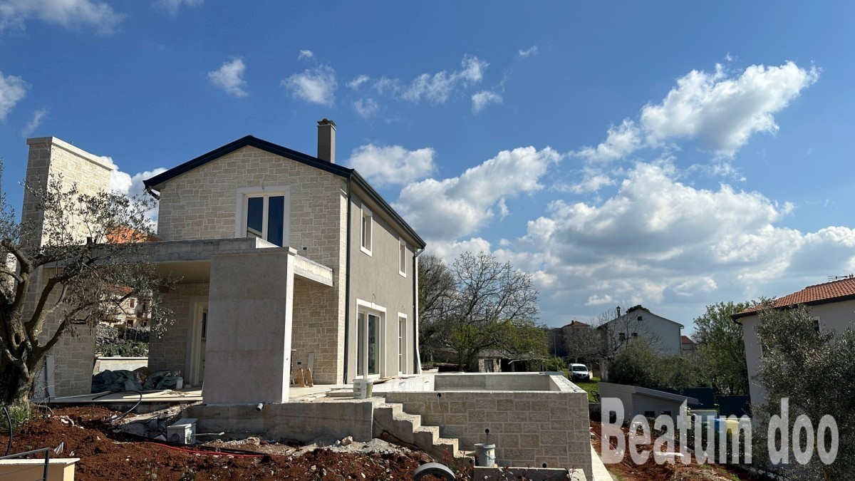 Manjša vila z wellnessom in bazenom v bližini Višnjana