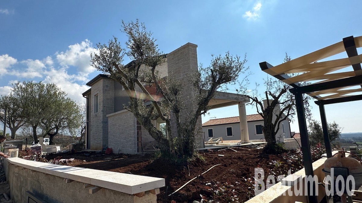 Manjša vila z wellnessom in bazenom v bližini Višnjana