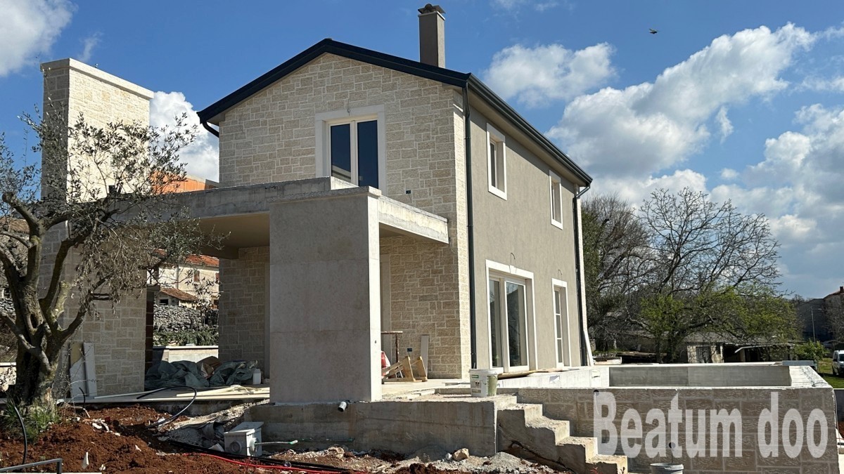 Manjša vila z wellnessom in bazenom v bližini Višnjana