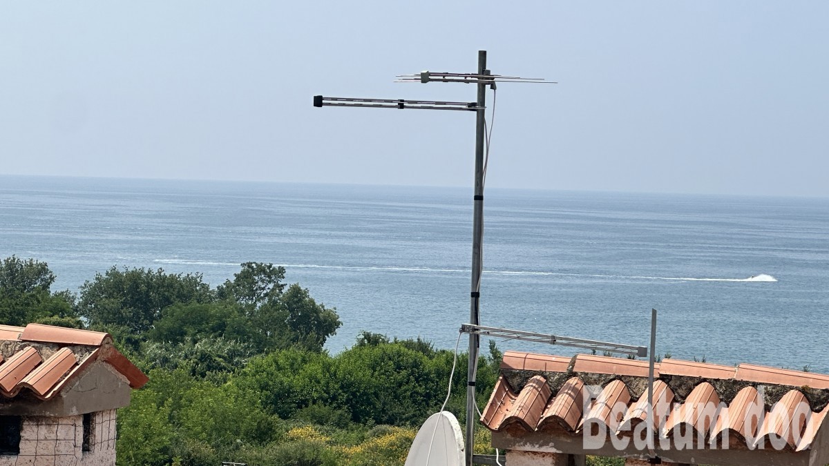 Trisobno stanovanje z velikim balkonom v Maredi