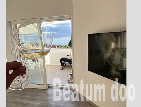 Trisobno stanovanje z velikim balkonom v Maredi