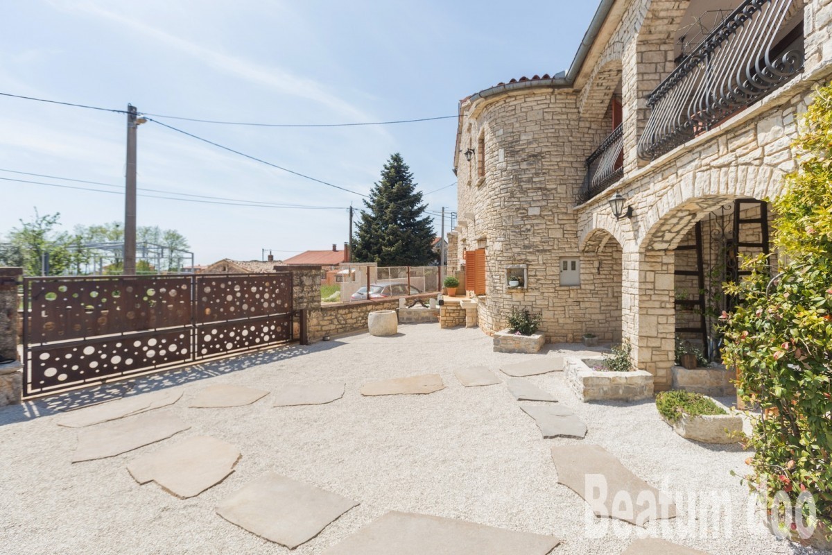 Kamnita hiša s tremi apartmaji, Kaštelir, pogled na morje