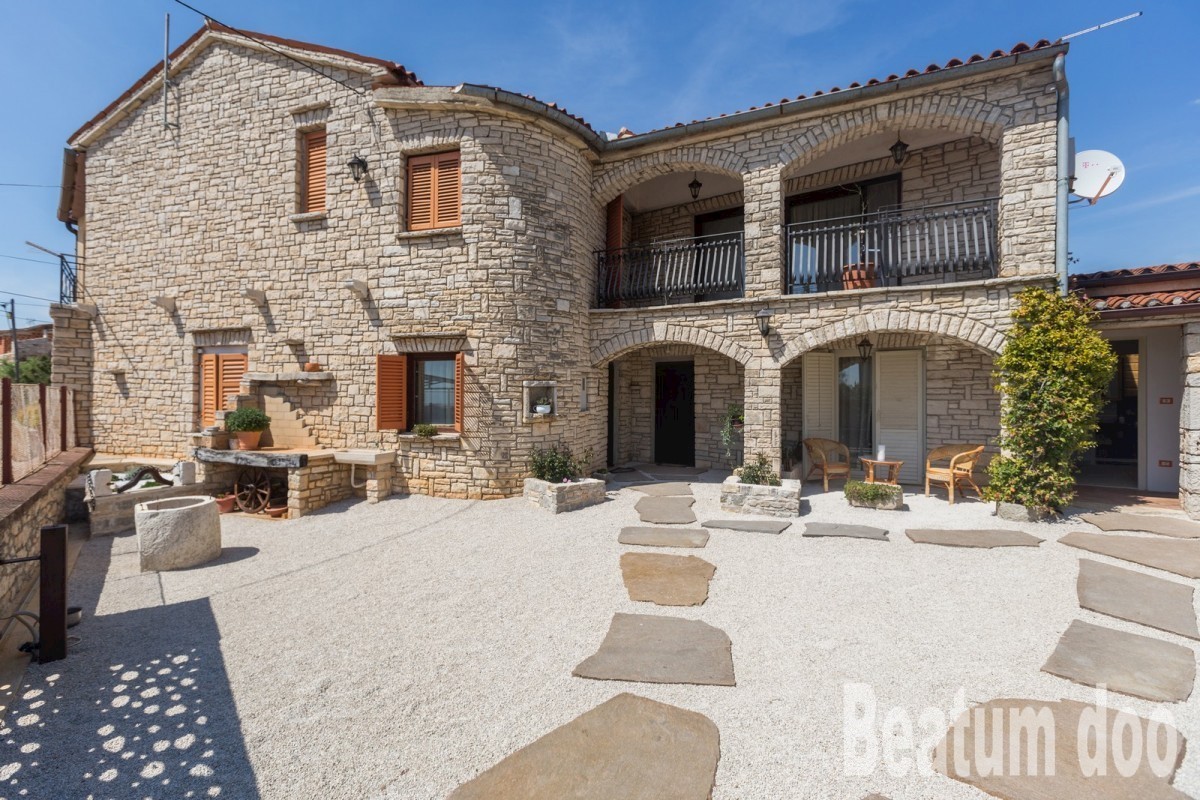 Kamnita hiša s tremi apartmaji, Kaštelir, pogled na morje