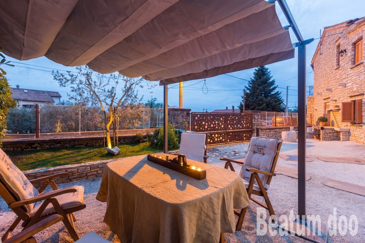 Kamnita hiša s tremi apartmaji, Kaštelir, pogled na morje