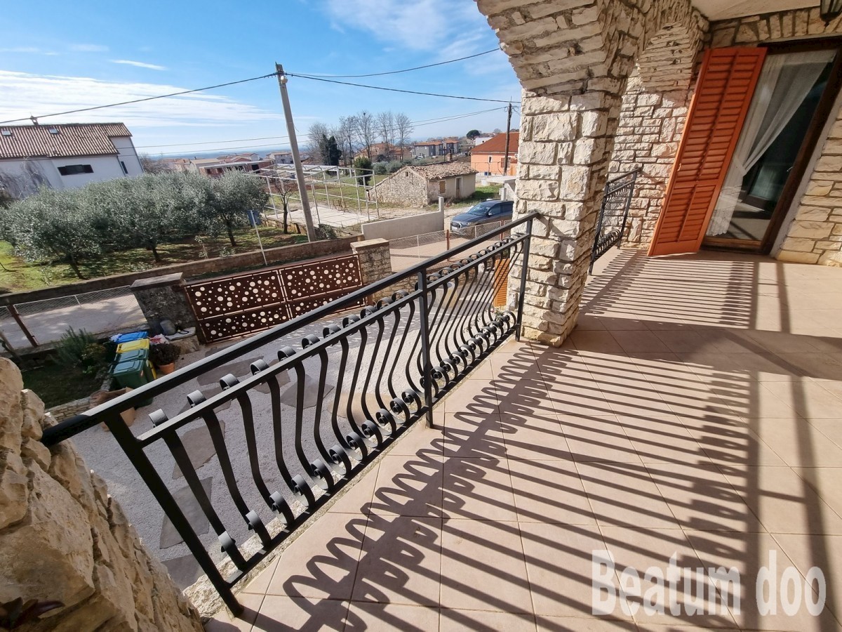 Kamnita hiša s tremi apartmaji, Kaštelir, pogled na morje