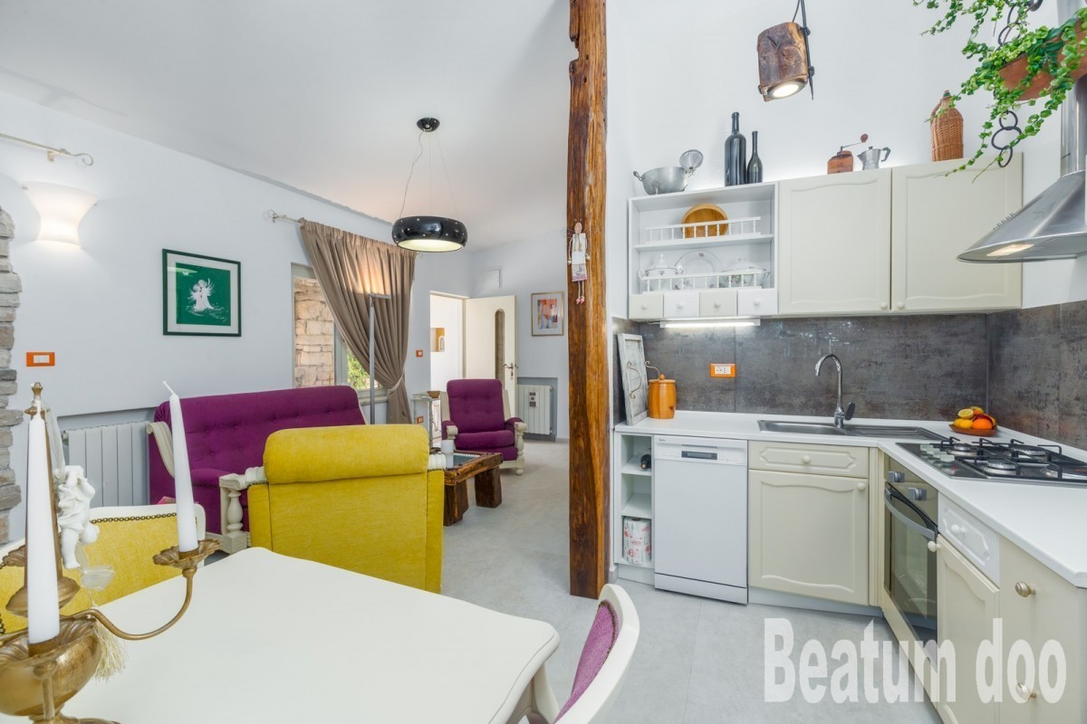 Kamnita hiša s tremi apartmaji, Kaštelir, pogled na morje