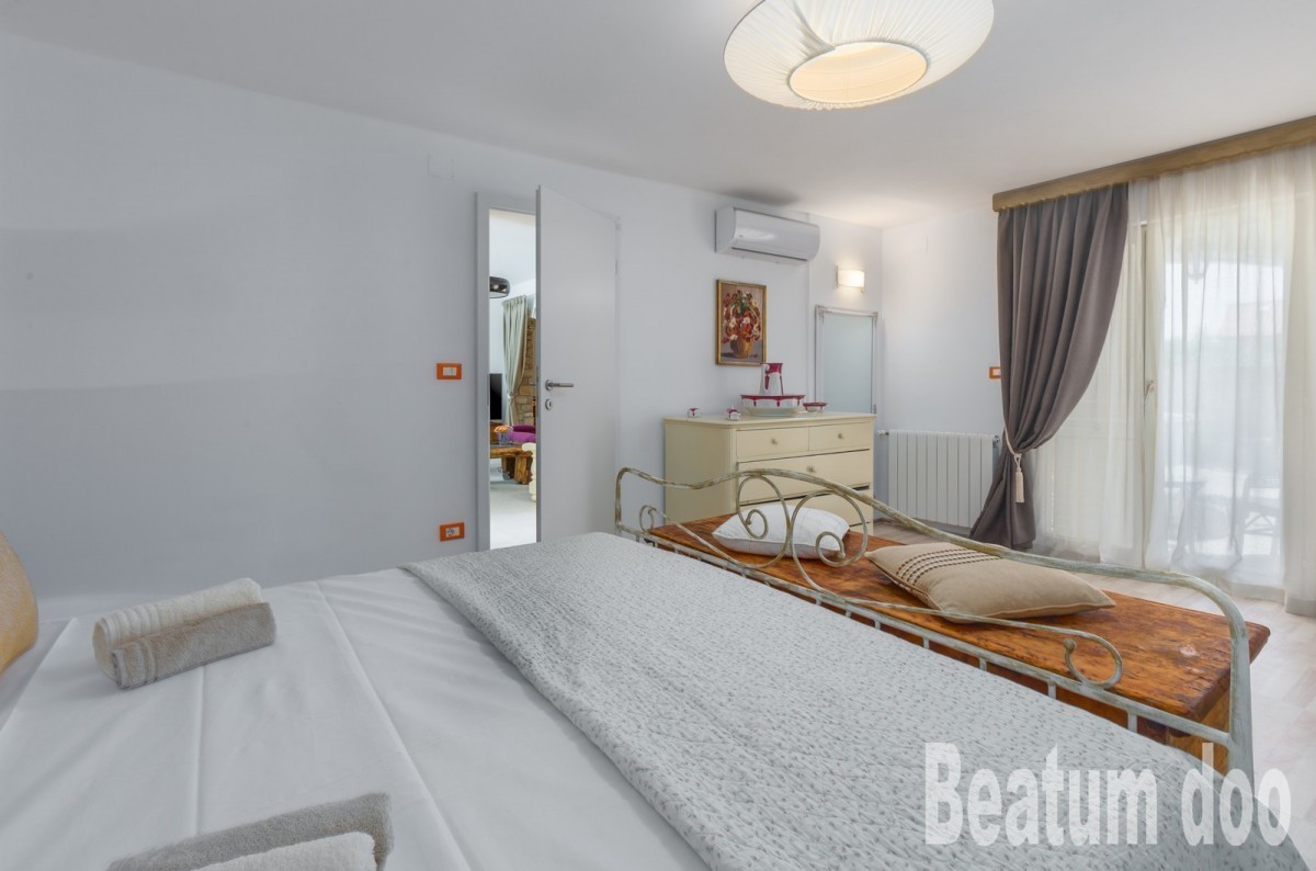 Kamnita hiša s tremi apartmaji, Kaštelir, pogled na morje