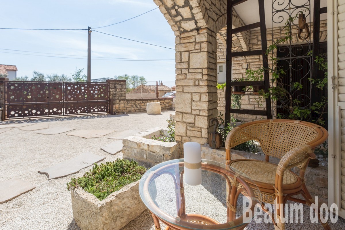 Kamnita hiša s tremi apartmaji, Kaštelir, pogled na morje