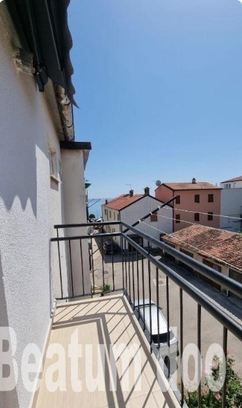 Stanovanje v centru Novigrada, izjemna lokacija, 50 m od plaže, prenovljeno, z dvema balkonoma in pogledom na morje