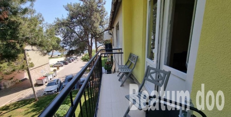 Stanovanje v centru Novigrada, izjemna lokacija, 50 m od plaže, prenovljeno, z dvema balkonoma in pogledom na morje