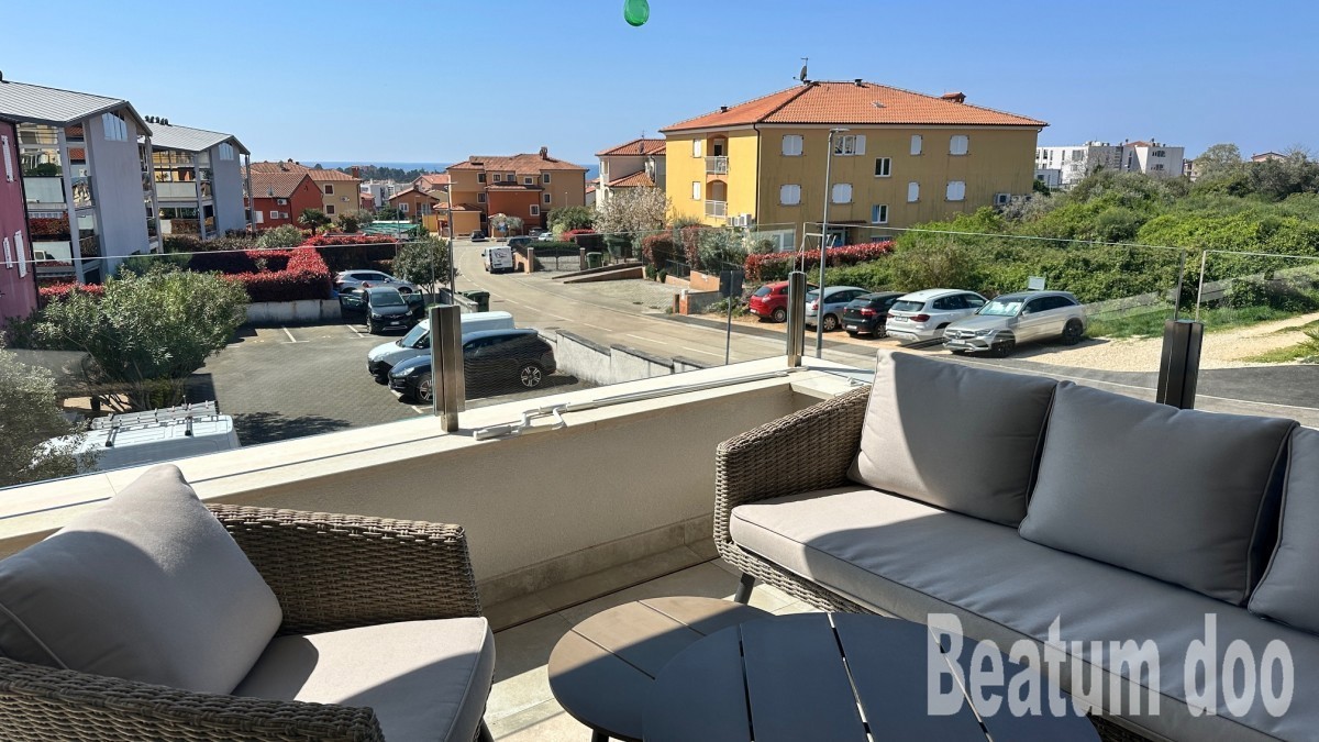 Stanovanje v prvem nadstropju s pogledom na morje, popolnoma opremljeno