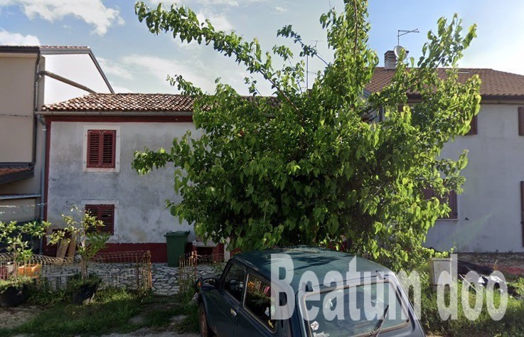 Kamnita hiša za obnovo z manjšim vrtom