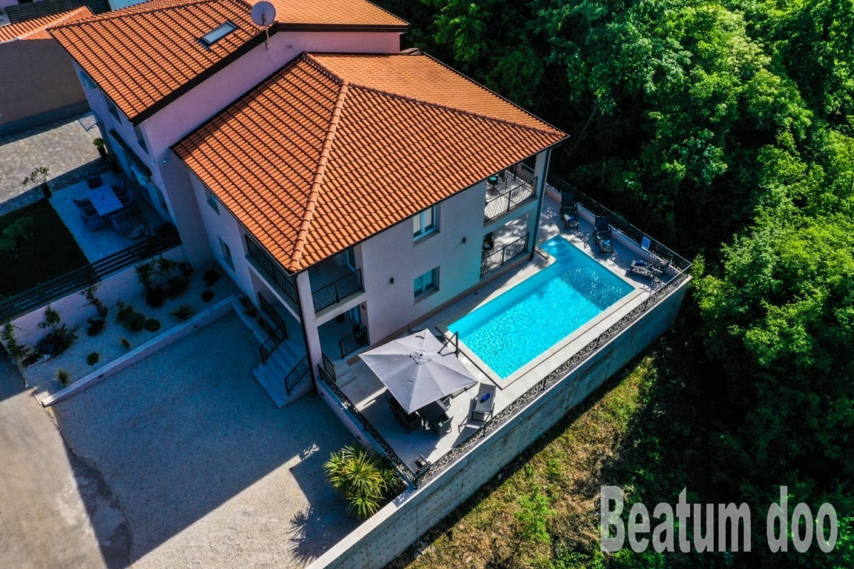 Vrstna hiša z bazenom, opremljena, Nova Vas