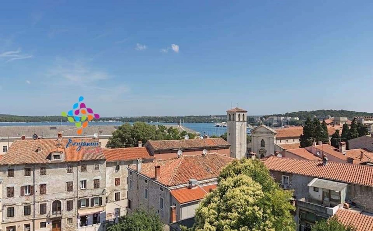 PULA - Stanovanje v centru mesta s pogledom na morje
