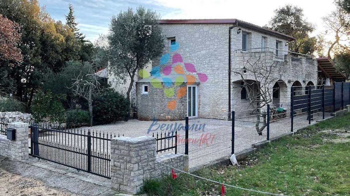 KAVRAN - Marčana - kamnita hiša z dvema apartmajema