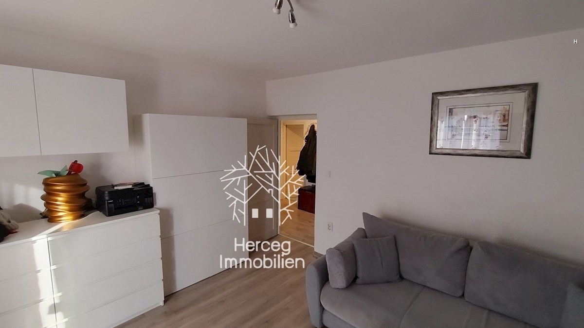 PULA – Dvosobno stanovanje z balkonom 800 m od morja