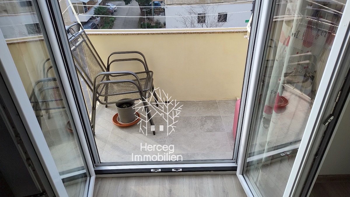 PULA – Dvosobno stanovanje z balkonom 800 m od morja