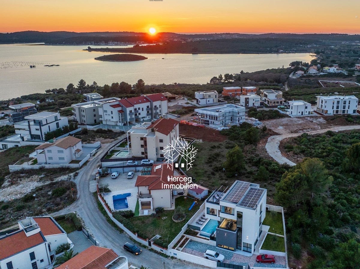 MEDULIN – Velika vila s bazenom ob morju