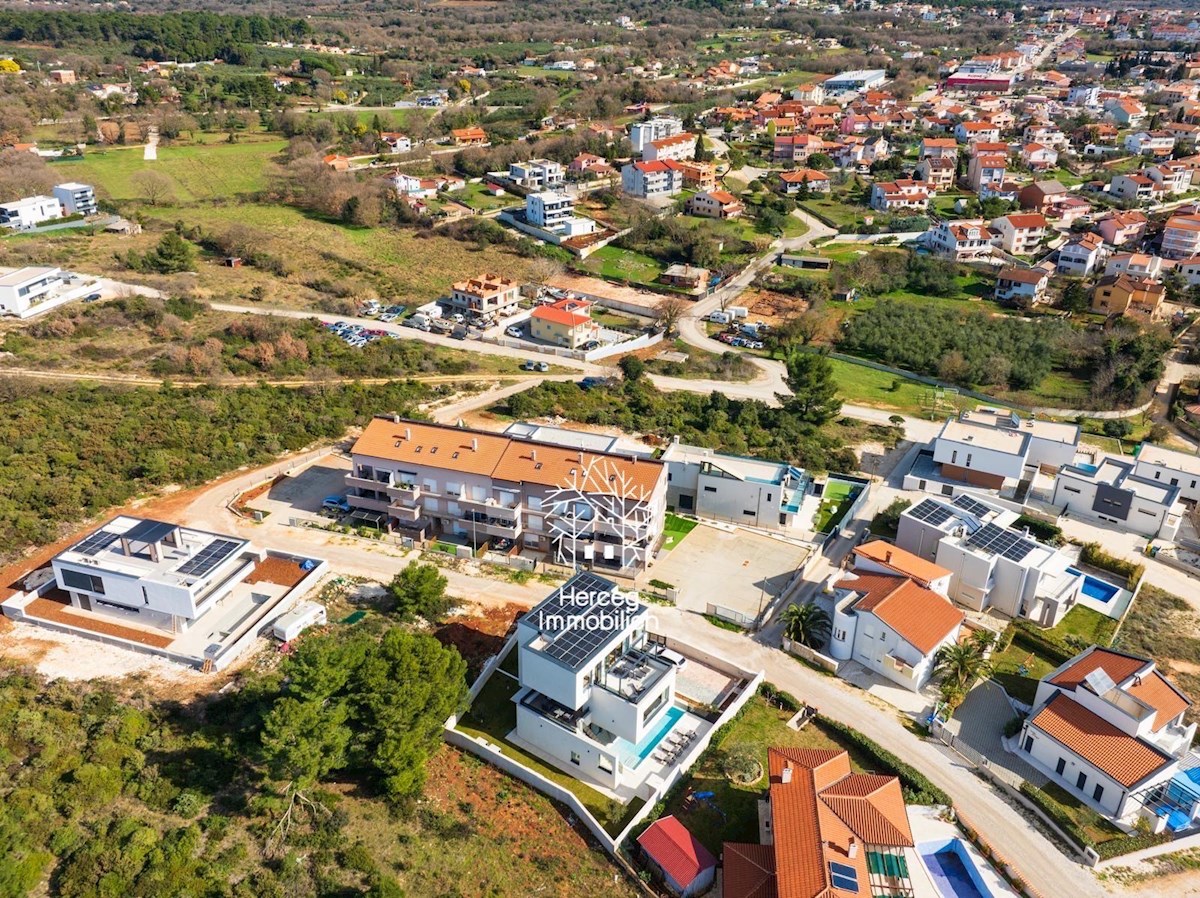 MEDULIN – Velika vila s bazenom ob morju