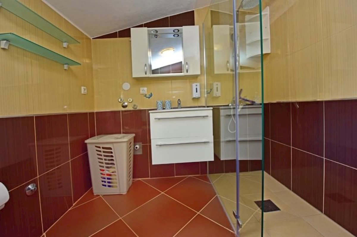 V bližini Poreč hiša s 5 apartmaji priložnost