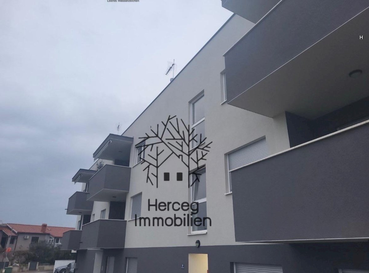 FAŽANA - Opremljeno stanovanje z dvema spalnicama v pritličju stavbe