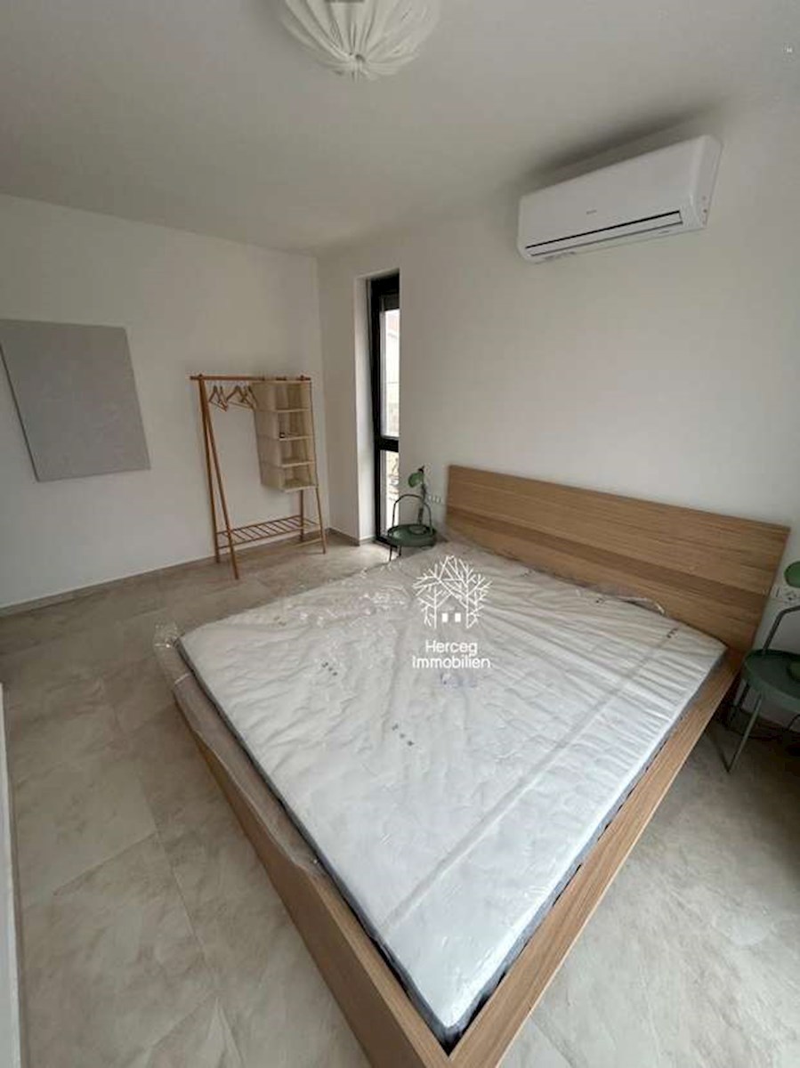 MEDULIN – Apartma z bazenom in vrtom, 300 m od morja, opremljen, novogradnja