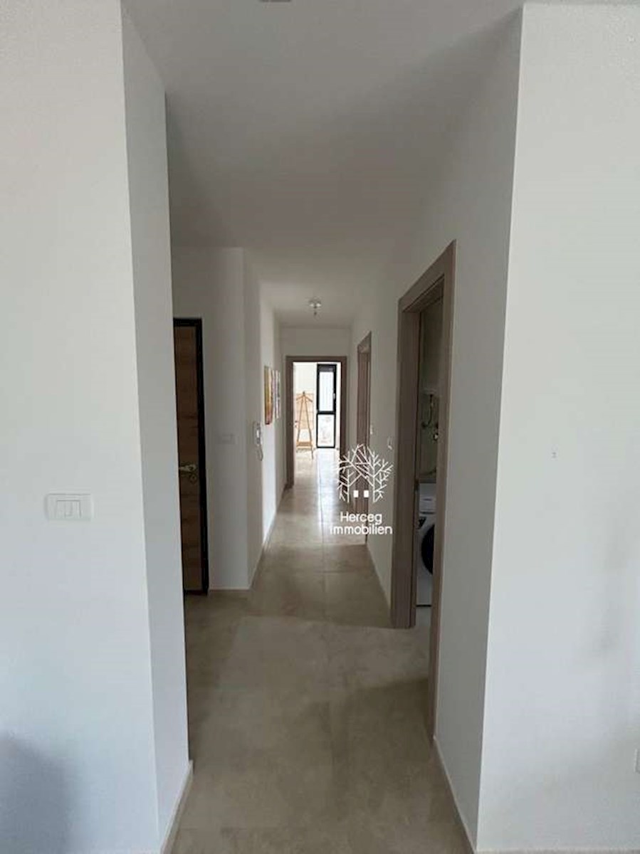 MEDULIN – Apartma z bazenom in vrtom, 300 m od morja, opremljen, novogradnja