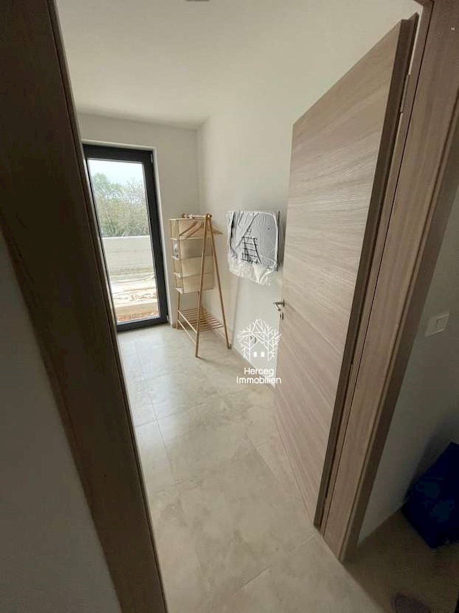 MEDULIN – Apartma z bazenom in vrtom, 300 m od morja, opremljen, novogradnja
