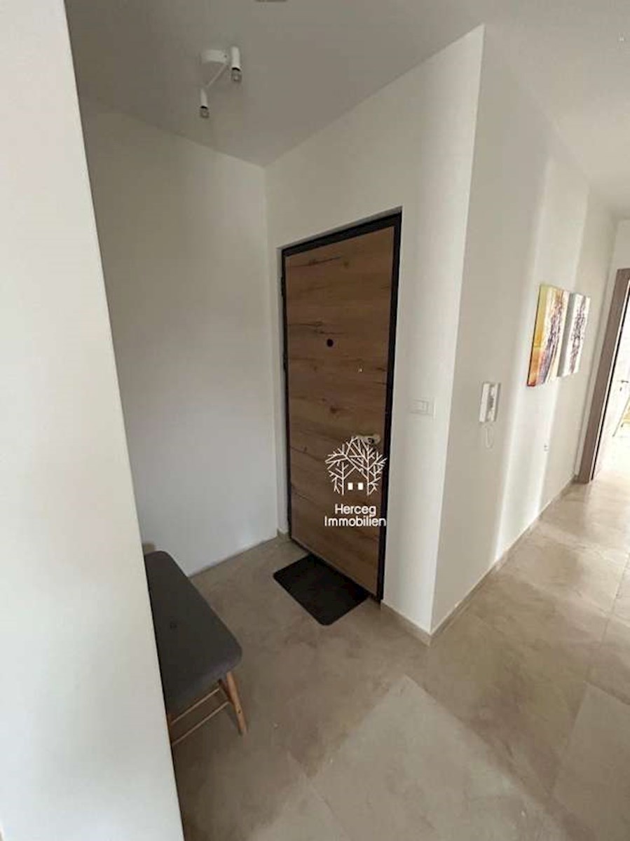 MEDULIN – Apartma z bazenom in vrtom, 300 m od morja, opremljen, novogradnja