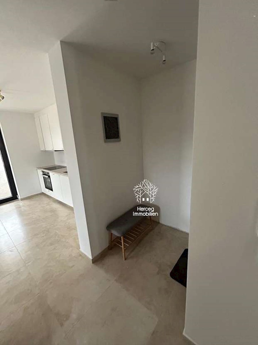MEDULIN – Apartma z bazenom in vrtom, 300 m od morja, opremljen, novogradnja