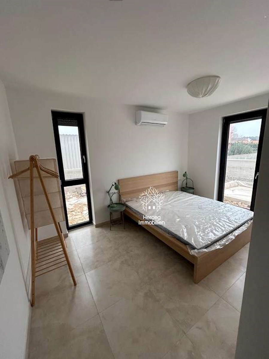 MEDULIN – Apartma z bazenom in vrtom, 300 m od morja, opremljen, novogradnja