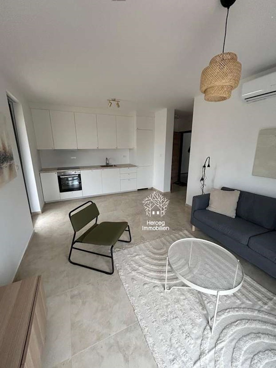 MEDULIN – Apartma z bazenom in vrtom, 300 m od morja, opremljen, novogradnja