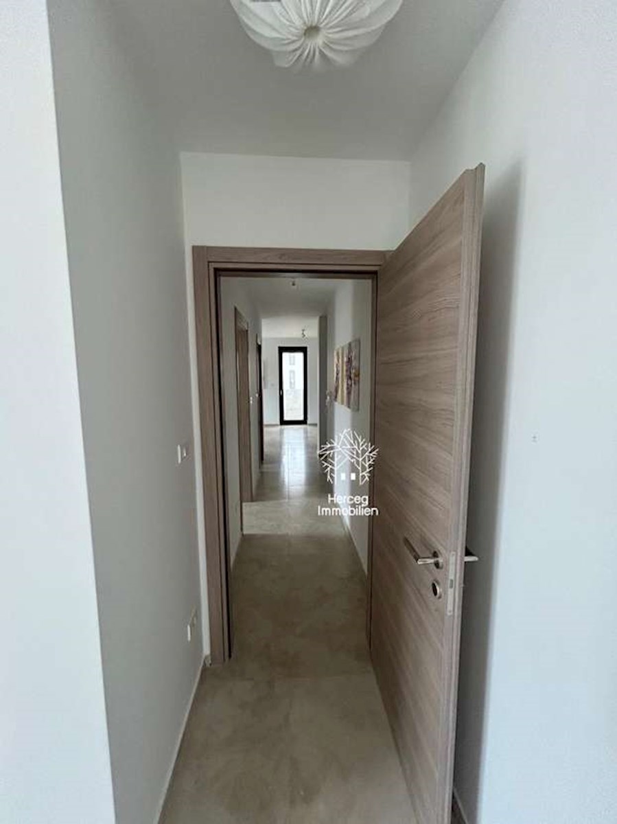 MEDULIN – Apartma z bazenom in vrtom, 300 m od morja, opremljen, novogradnja